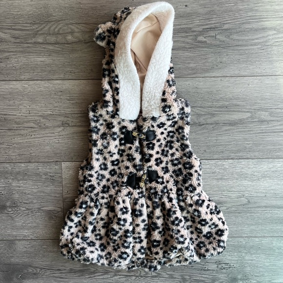 Little Lass Toddler Girl Animal Print Faux Fur Hooded Vest & Henley 2 Piece Set - Picture 7 of 10